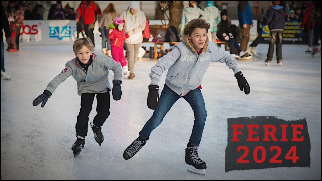 Ferie 2024 - dzieci jadą na łyżwach po lodowisku